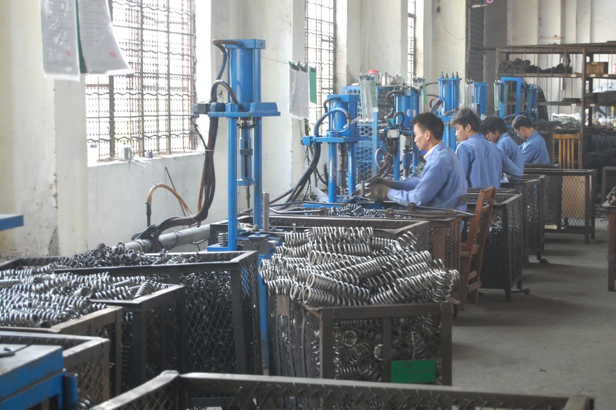 旭龙弹簧中型弹簧车间立定工序